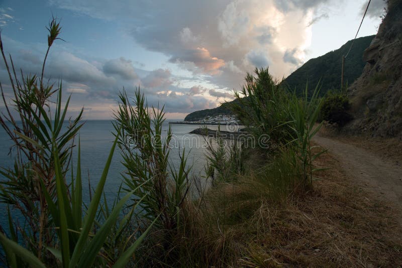 Sonnenuntergang auf dem Strand am Sao Miguel lizenzfreies stockfoto Sonnenuntergang auf dem Strand am Sao Miguel lizenzfreies stockfoto