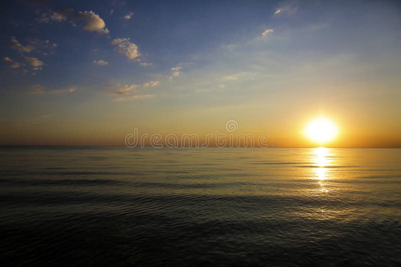 Sonnenuntergang auf der Seeküste lizenzfreies stockbild