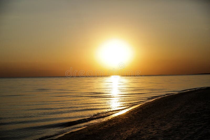 Sonnenuntergang auf der Seeküste stockfotos