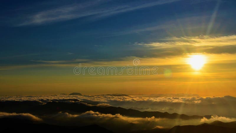 Sonnenuntergang auf einem Bergsteigen in Brasilien stockbild Sonnenuntergang auf einem Bergsteigen in Brasilien stockbild
