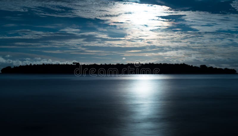 Sonnenuntergang auf Insel Paradies lizenzfreies stockfoto Sonnenuntergang auf Insel Paradies lizenzfreies stockfoto