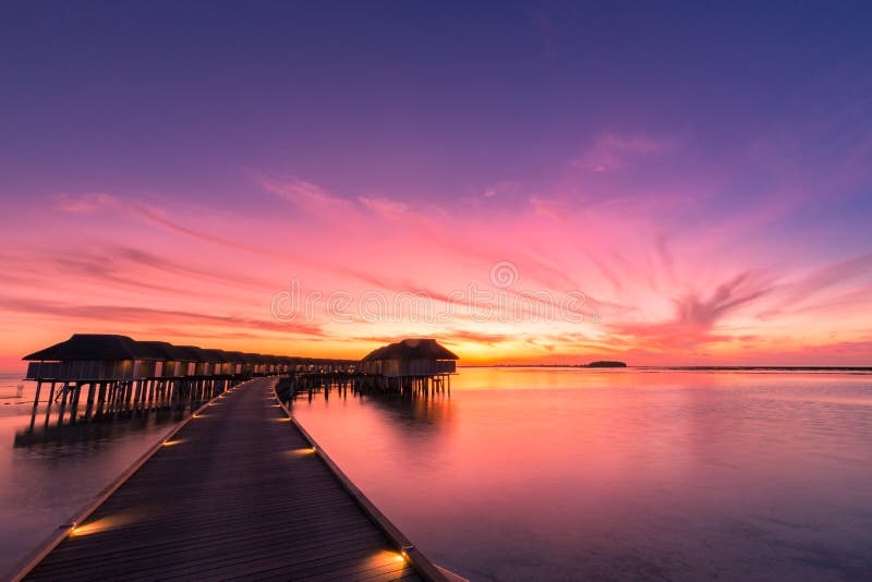 Sonnenuntergang auf Malediven-Insel, Luxuswasserlandhäuser nehmen und hölzerner Pier Zuflucht Schöner Himmel und Wolken und Stran stockbilder Sonnenuntergang auf Malediven-Insel, Luxuswasserlandhäuser nehmen und hölzerner Pier Zuflucht Schöner Himmel und Wolken und Stran stockbilder