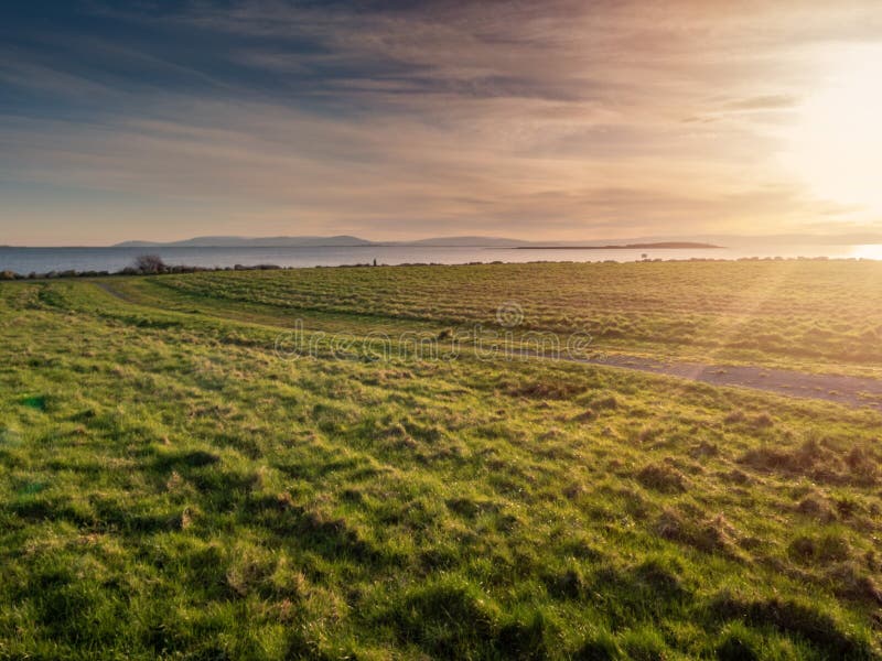 Sonnenuntergang ?ber einer Wiese Grünes Gras, weiche Glättungsbeleuchtung, Sun-Strahlen und Aufflackern, Herzenswärme Geben zum B lizenzfreie stockbilder Sonnenuntergang ?ber einer Wiese Grünes Gras, weiche Glättungsbeleuchtung, Sun-Strahlen und Aufflackern, Herzenswärme Geben zum B lizenzfreie stockbilder