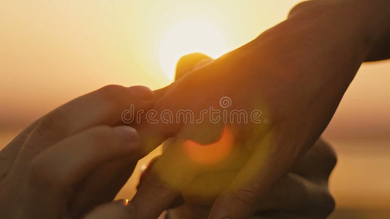 Sonnenuntergang-Braut-Bräutigam-Man Woman Marriage-Antrag-Ferien-Flitterwochen Hochzeits-Ring Put On Finger Handss rührende, Scha