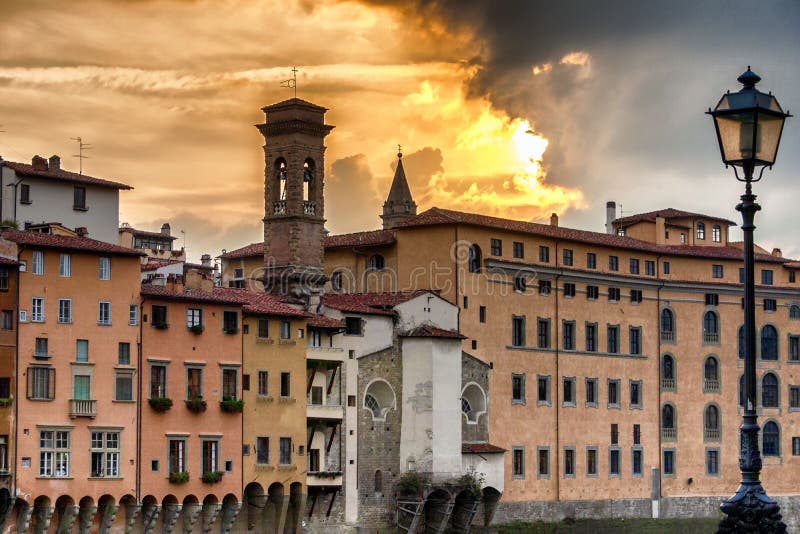 Sonnenuntergang durch den Arno in Florenz lizenzfreie stockfotografie Sonnenuntergang durch den Arno in Florenz lizenzfreie stockfotografie