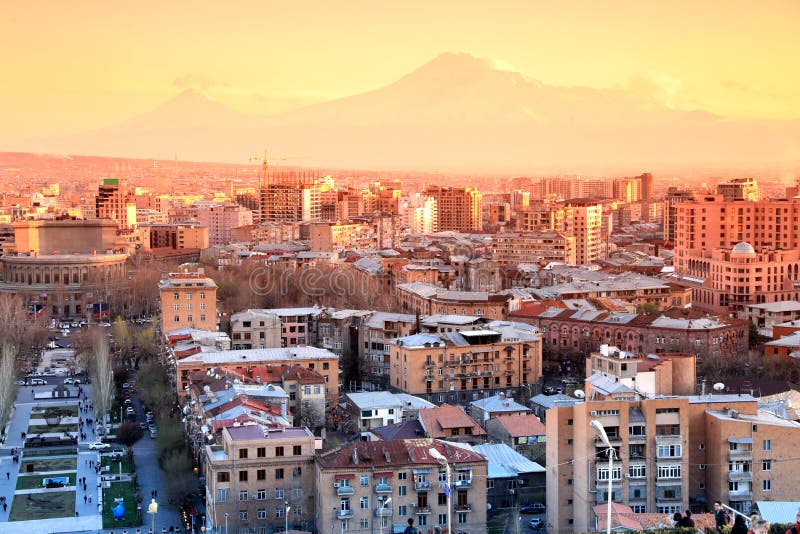 Sonnenuntergang an Eriwan-Stadt, Ansicht mit majestätischem Ararat-Berg, Arme stockbild Sonnenuntergang an Eriwan-Stadt, Ansicht mit majestätischem Ararat-Berg, Arme stockbild