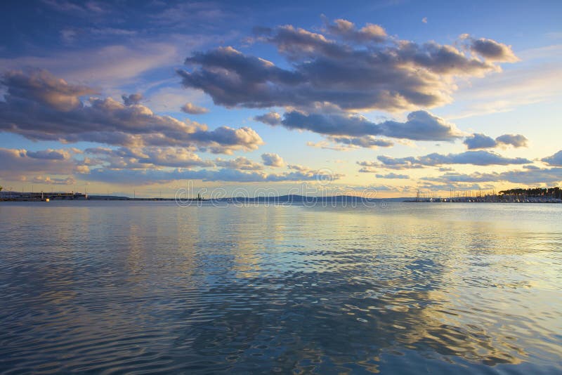 Sonnenuntergang-Himmel über Meer lizenzfreie stockbilder Sonnenuntergang-Himmel über Meer lizenzfreie stockbilder