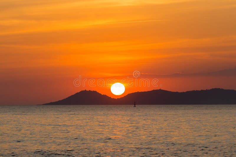 Sonnenuntergang hinter Berg und Meer stockfoto Sonnenuntergang hinter Berg und Meer stockfoto
