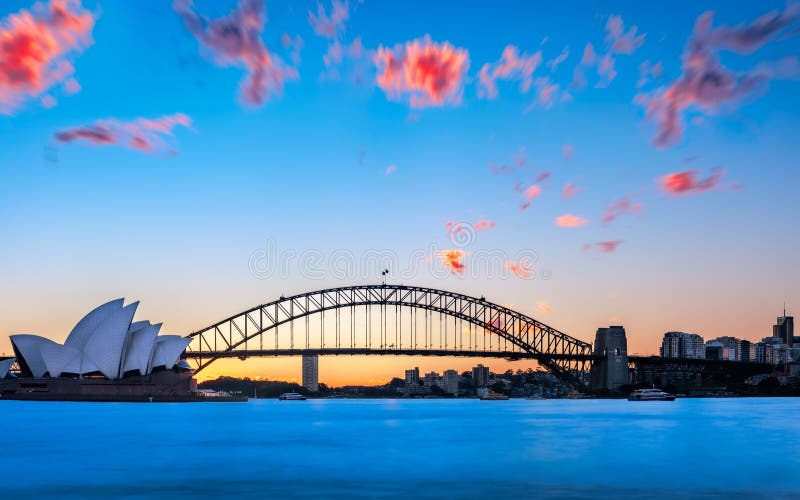 Sonnenuntergang hinter Opernhaus und Sydney Harbour Bridge lizenzfreies stockbild Sonnenuntergang hinter Opernhaus und Sydney Harbour Bridge lizenzfreies stockbild