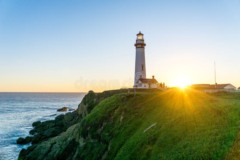 Sonnenuntergang am historischen Leuchtturm - Tauben-Punkt-Leuchtturm - Kalifornien, USA stockfotografie Sonnenuntergang am historischen Leuchtturm - Tauben-Punkt-Leuchtturm - Kalifornien, USA stockfotografie