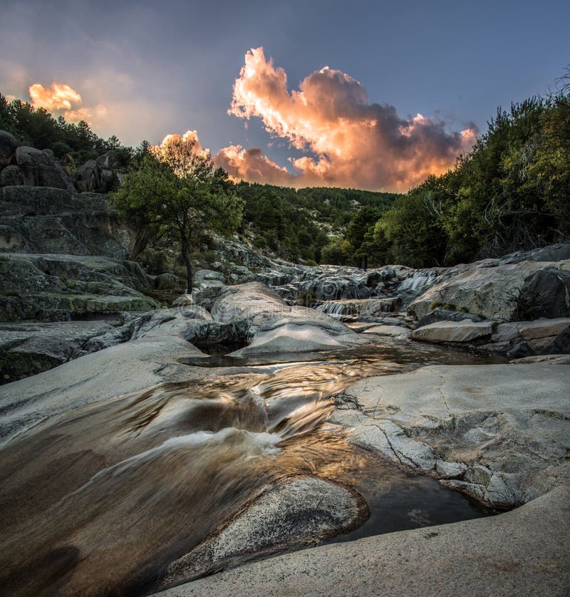 Sonnenuntergang im Fluss lizenzfreies stockbild Sonnenuntergang im Fluss lizenzfreies stockbild