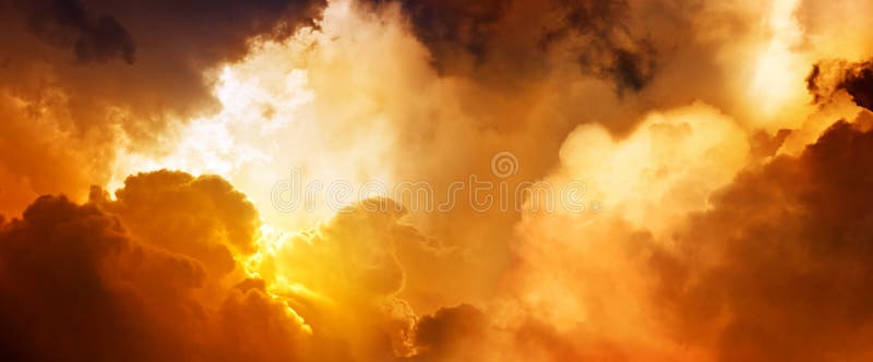 Sonnenuntergang im Himmel lizenzfreie stockbilder Sonnenuntergang im Himmel lizenzfreie stockbilder