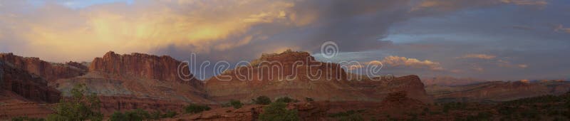 Sonnenuntergang-Kapitol-Riff-Nationalpark am Panorama-Punkt stockbild Sonnenuntergang-Kapitol-Riff-Nationalpark am Panorama-Punkt stockbild