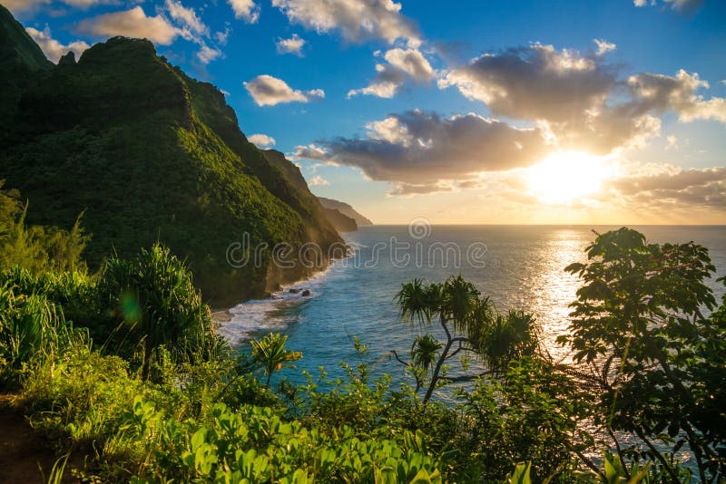 Sonnenuntergang an Küste Hawaiis Kauai Napali Kalalau-Spur