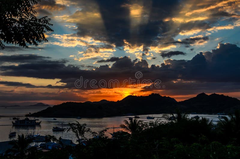 Sonnenuntergang Labuans Bajo lizenzfreies stockbild Sonnenuntergang Labuans Bajo lizenzfreies stockbild