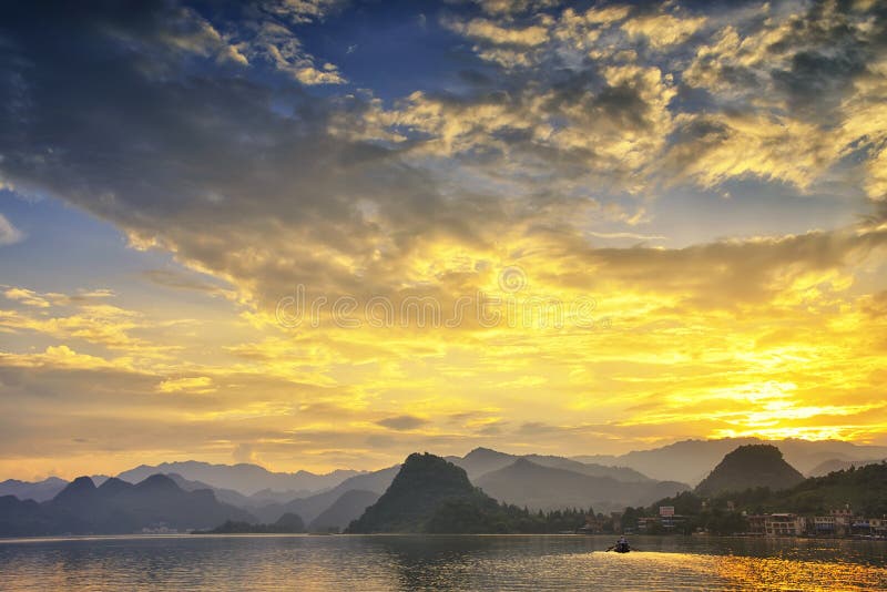 Sonnenuntergang mit Fischerbooten auf dem See lizenzfreies stockbild Sonnenuntergang mit Fischerbooten auf dem See lizenzfreies stockbild
