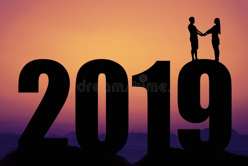 Sonnenuntergang mit Schattenbild des neuen Jahres 2019 mit Paaren in der Liebe stockfotografie Sonnenuntergang mit Schattenbild des neuen Jahres 2019 mit Paaren in der Liebe stockfotografie