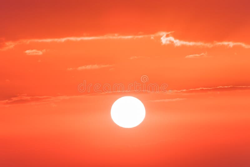 Sonnenuntergang oder -aufgang Der bewölkte Himmel ist rot, orange, rosa, scarlet, crimson, violett, violett, hell und lebhaft lizenzfreies stockfoto Sonnenuntergang oder -aufgang Der bewölkte Himmel ist rot, orange, rosa, scarlet, crimson, violett, violett, hell und lebhaft lizenzfreies stockfoto