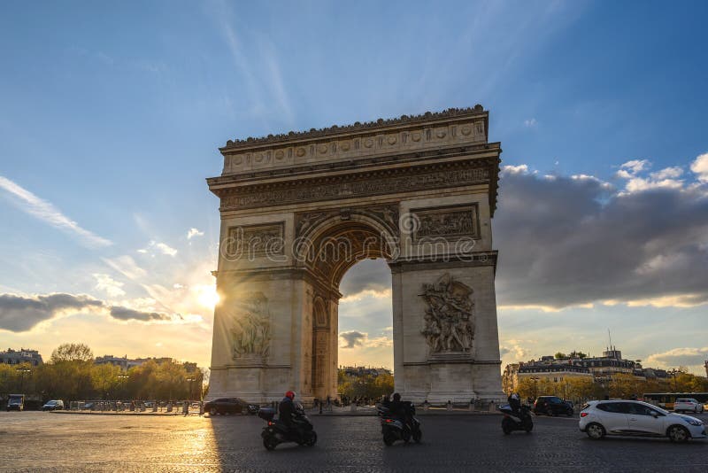 Sonnenuntergang Paris Frankreich bei Arc de Triomphe stockbilder Sonnenuntergang Paris Frankreich bei Arc de Triomphe stockbilder