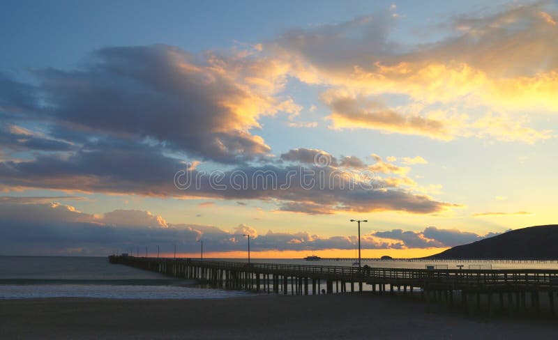 Sonnenuntergang-Pier lizenzfreie stockfotos Sonnenuntergang-Pier lizenzfreie stockfotos