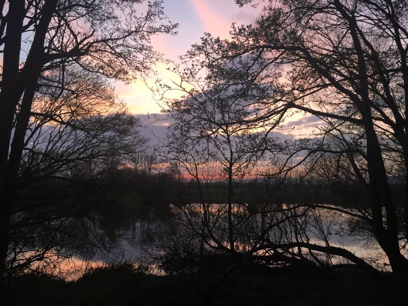 Sonnenuntergang reflektierte sich weg vom Wasser lizenzfreie stockbilder Sonnenuntergang reflektierte sich weg vom Wasser lizenzfreie stockbilder