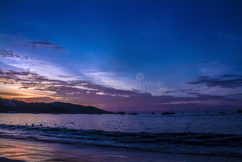 Sonnenuntergang am schönen Strand stockfotografie Sonnenuntergang am schönen Strand stockfotografie