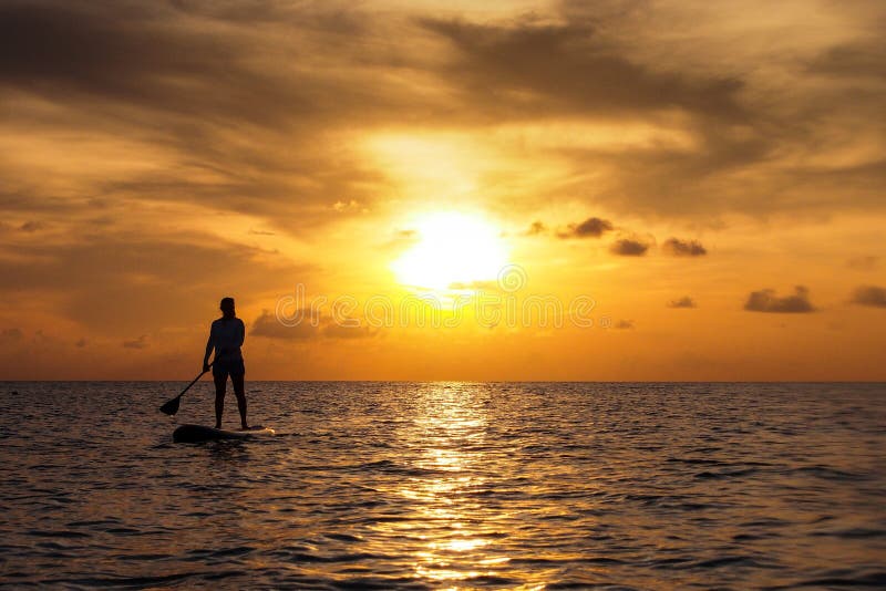 Sonnenuntergang stehen oben Paddel lizenzfreies stockbild Sonnenuntergang stehen oben Paddel lizenzfreies stockbild