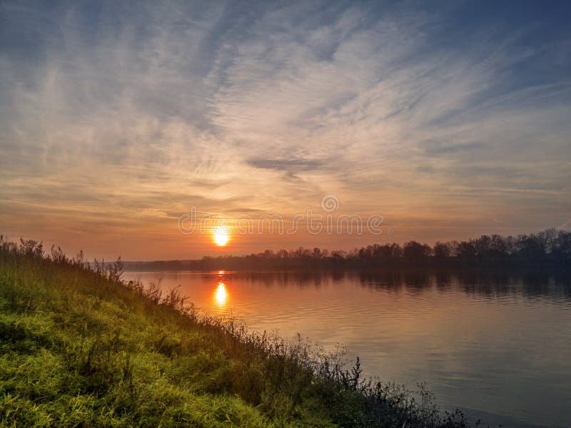 Sonnenuntergang am Ufer der Save in Bosanski Brod, Bosnien und Herzegowina