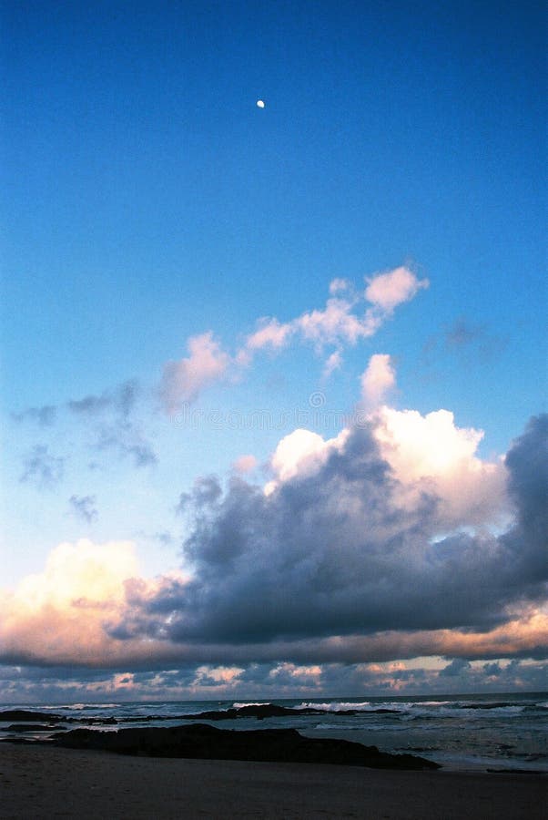 Sonnenuntergang und der Mond - sichtbares Film-Korn lizenzfreie stockfotos Sonnenuntergang und der Mond - sichtbares Film-Korn lizenzfreie stockfotos