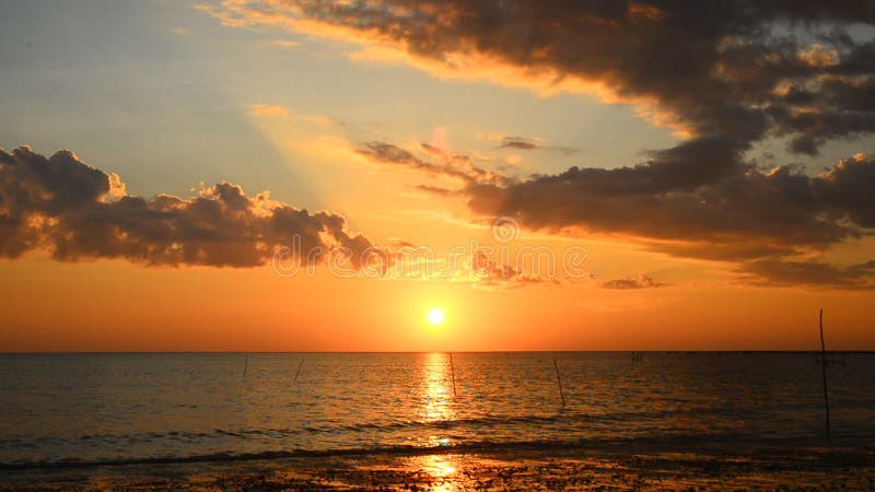 Sonnenuntergang und Himmel am Strand