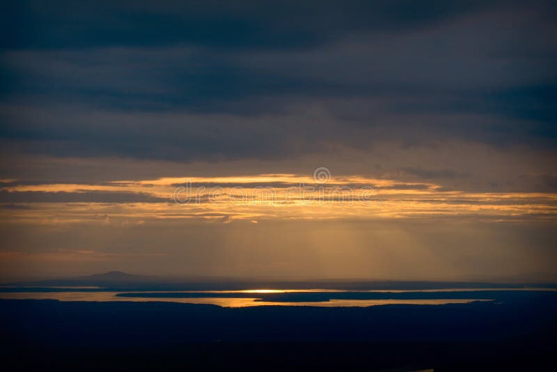 Sonnenuntergang-Unterlassungsstangen-Hafen von Cadillac-Berg stockfotografie Sonnenuntergang-Unterlassungsstangen-Hafen von Cadillac-Berg stockfotografie