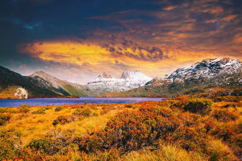 Sonnenuntergang am Wiegen-Berg, Tasmanien lizenzfreies stockfoto Sonnenuntergang am Wiegen-Berg, Tasmanien lizenzfreies stockfoto