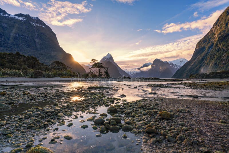 Sonnenuntergang während der Ebbe bei Milford Sound, Süden, Neuseeland-` s Südinsel lizenzfreie stockfotos Sonnenuntergang während der Ebbe bei Milford Sound, Süden, Neuseeland-` s Südinsel lizenzfreie stockfotos