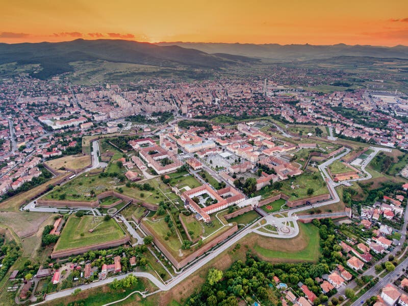 Sonnenuntergang über Alba Iulia Medieval Fortress in Siebenbürgen, Romani stockfotos Sonnenuntergang über Alba Iulia Medieval Fortress in Siebenbürgen, Romani stockfotos