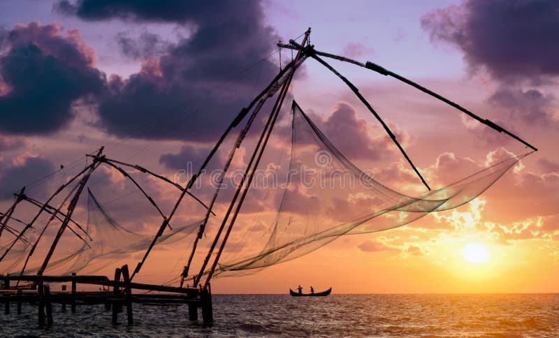Sonnenuntergang über chinesischen Fischernetzen in Cochin stockfotos Sonnenuntergang über chinesischen Fischernetzen in Cochin stockfotos