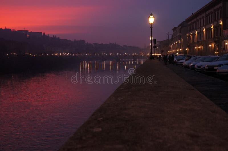 Sonnenuntergang über dem Arno in Florenz stockfotografie Sonnenuntergang über dem Arno in Florenz stockfotografie