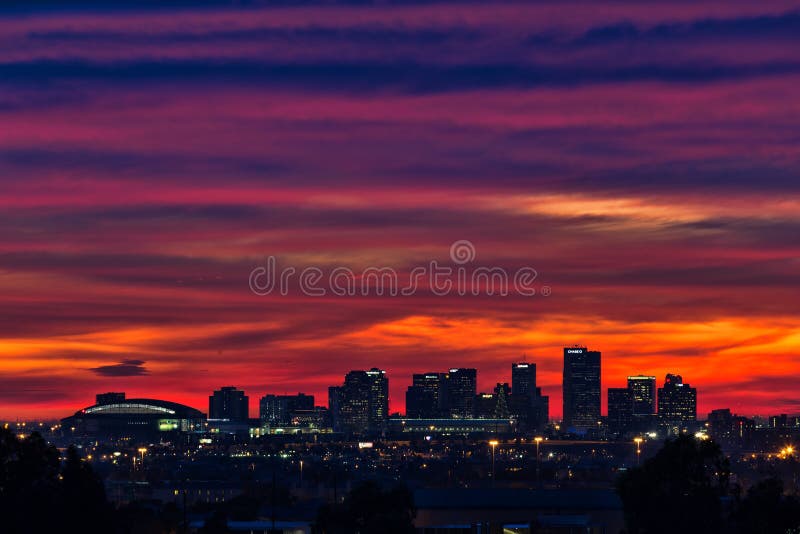 Sonnenuntergang über dem im Stadtzentrum gelegenen Phoenix, Arizona Skyline