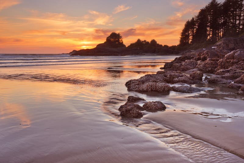 Sonnenuntergang über dem Strand von Cox-Bucht, Vancouver Island, Kanada lizenzfreies stockbild Sonnenuntergang über dem Strand von Cox-Bucht, Vancouver Island, Kanada lizenzfreies stockbild