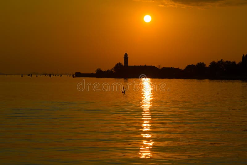 Sonnenuntergang über der Mazzorbo-Insel Venedig-Lagune, Italien stockbild Sonnenuntergang über der Mazzorbo-Insel Venedig-Lagune, Italien stockbild