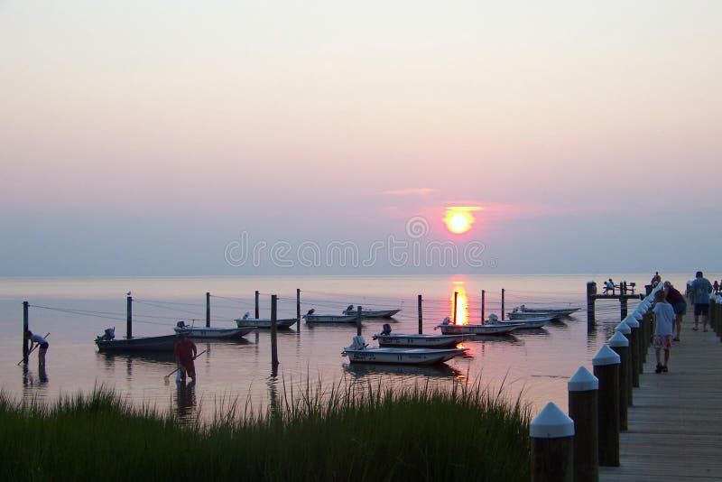 Sonnenuntergang über einem Chesapeake Bay-Dock mit Booten lizenzfreies stockfoto Sonnenuntergang über einem Chesapeake Bay-Dock mit Booten lizenzfreies stockfoto