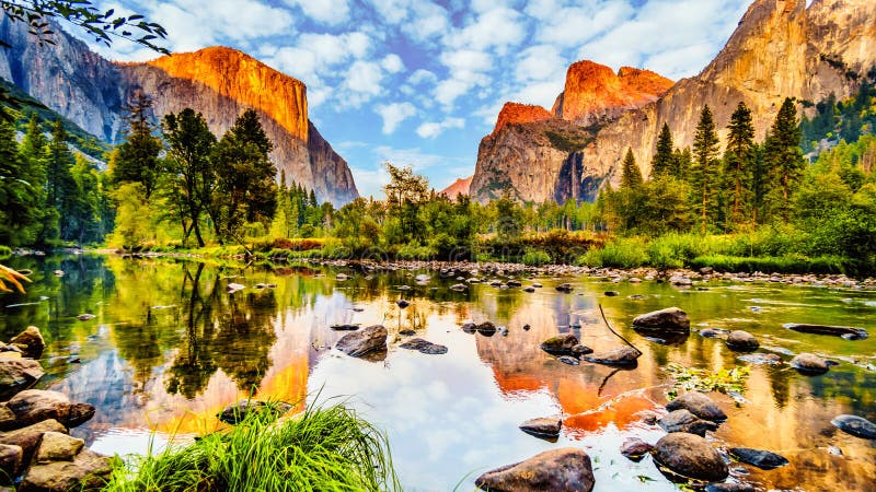 Sonnenuntergang über El Capitan links und Kathedrale Felsen, Sentinel Rock und Bridalveil Herbst im Yosemite Nationalpark lizenzfreies stockbild Sonnenuntergang über El Capitan links und Kathedrale Felsen, Sentinel Rock und Bridalveil Herbst im Yosemite Nationalpark lizenzfreies stockbild