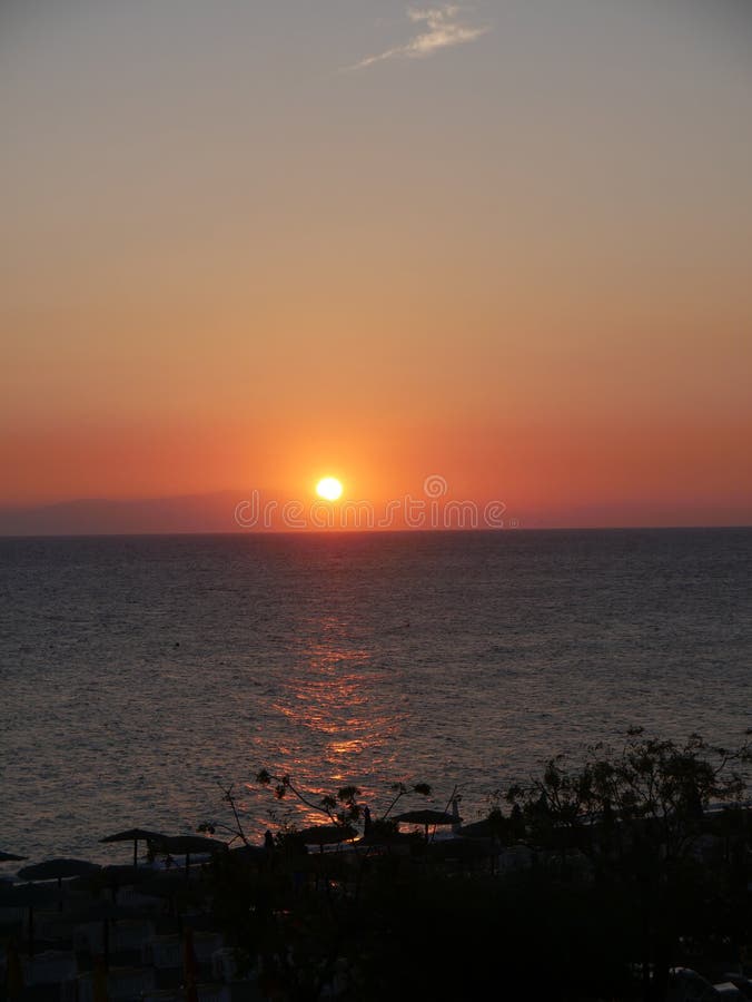Sonnenuntergang über Ellie Beach, die der nächste Strand zu Rhodes Town ist und mit Einheimischen und Touristen ebenso populär is stockbild Sonnenuntergang über Ellie Beach, die der nächste Strand zu Rhodes Town ist und mit Einheimischen und Touristen ebenso populär is stockbild