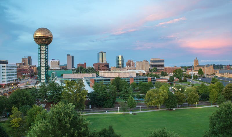 Sonnenuntergang über im Stadtzentrum gelegenem Knoxville, Tennessee stockbild Sonnenuntergang über im Stadtzentrum gelegenem Knoxville, Tennessee stockbild