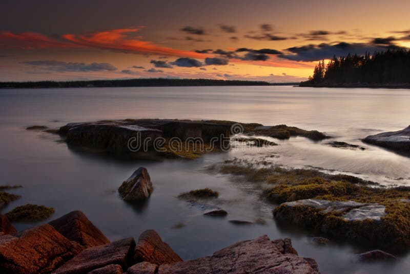 Sonnenuntergang über Maine-Küste mit schönem Himmel stockbilder Sonnenuntergang über Maine-Küste mit schönem Himmel stockbilder