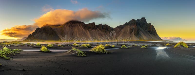 Sonnenuntergang über Vestrahorn und sein schwarzer Sand setzen in Island auf den Strand lizenzfreies stockfoto Sonnenuntergang über Vestrahorn und sein schwarzer Sand setzen in Island auf den Strand lizenzfreies stockfoto