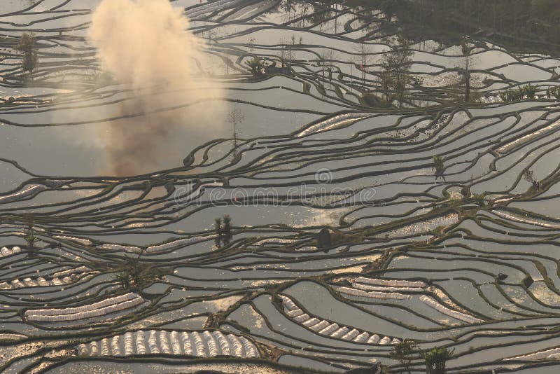 Sonnenuntergang über YuanYang-Reisterrassen in Yunnan, China, eine der spätesten UNESCO-Welterbestätten stockbild Sonnenuntergang über YuanYang-Reisterrassen in Yunnan, China, eine der spätesten UNESCO-Welterbestätten stockbild