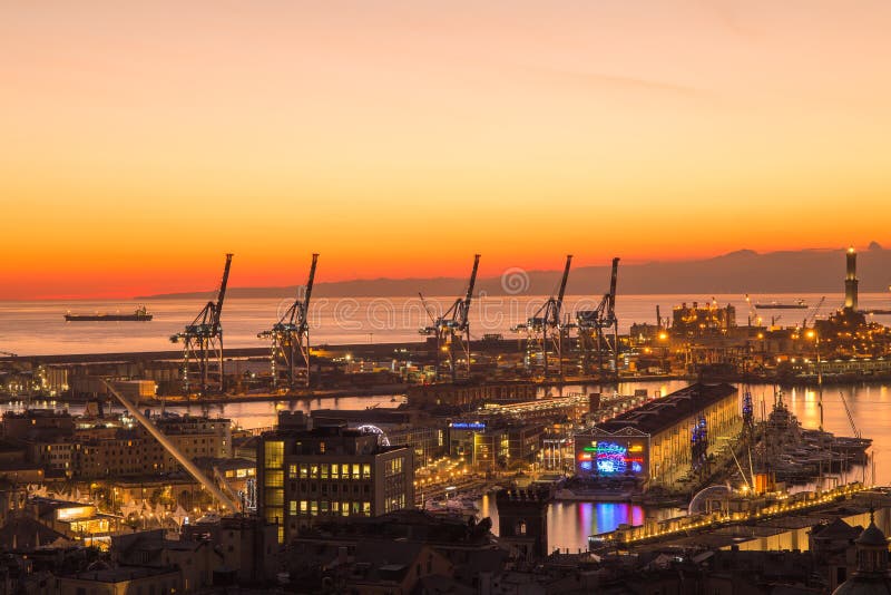 Sonnenuntergangansicht der Stadt von Genua, Italien Der Hafen mit Lanterna, das Symbol der Stadt stockbilder Sonnenuntergangansicht der Stadt von Genua, Italien Der Hafen mit Lanterna, das Symbol der Stadt stockbilder