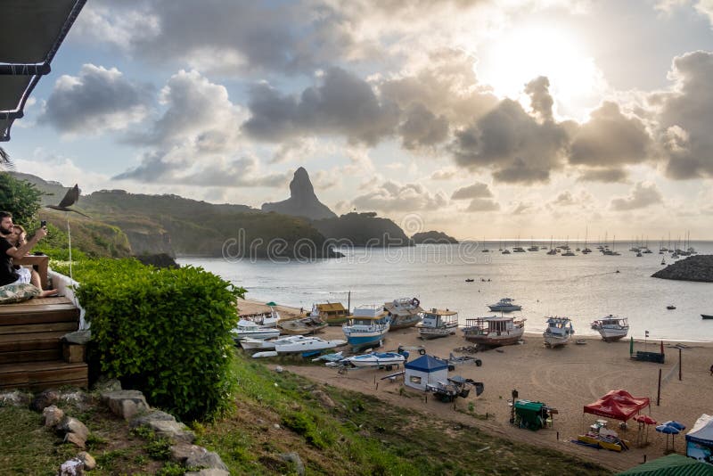 Sonnenuntergangansicht von Praia tun Porto mit Morro tun Pico auf Hintergrund von Mergulhao-Restaurant - Fernando de Noronha, Per lizenzfreie stockbilder Sonnenuntergangansicht von Praia tun Porto mit Morro tun Pico auf Hintergrund von Mergulhao-Restaurant - Fernando de Noronha, Per lizenzfreie stockbilder