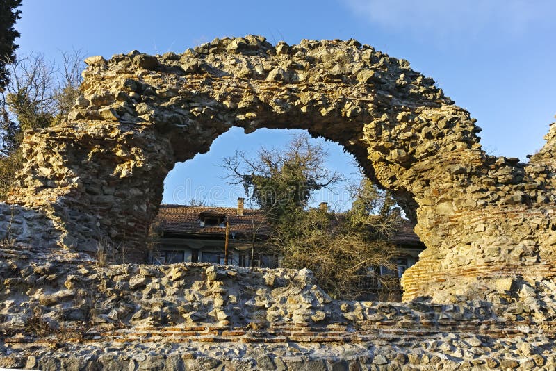 Sonnenuntergangansicht von Ruinen von Verstärkungen in der alten römischen Stadt von Diocletianopolis, Stadt von Hisarya, Bulgari lizenzfreies stockbild Sonnenuntergangansicht von Ruinen von Verstärkungen in der alten römischen Stadt von Diocletianopolis, Stadt von Hisarya, Bulgari lizenzfreies stockbild