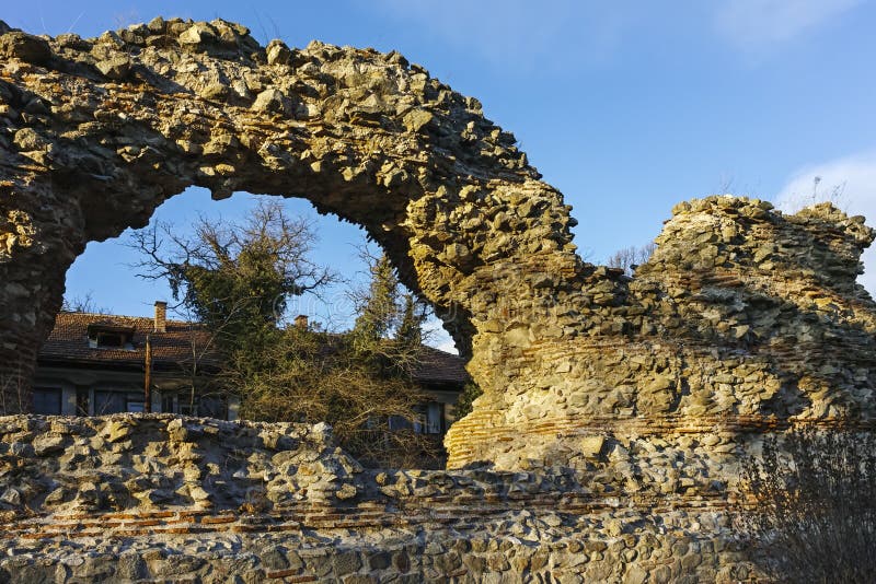 Sonnenuntergangansicht von Ruinen von Verstärkungen in der alten römischen Stadt von Diocletianopolis, Stadt von Hisarya, Bulgari lizenzfreies stockbild Sonnenuntergangansicht von Ruinen von Verstärkungen in der alten römischen Stadt von Diocletianopolis, Stadt von Hisarya, Bulgari lizenzfreies stockbild